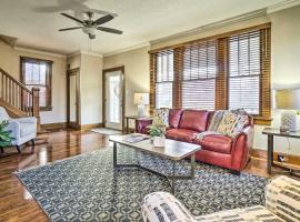 Charming and Family-Friendly Zanesville Home!、ゼインズビルのホテル