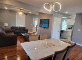 Newly updated 3 bedrooms luxury house, hotel perto de Fitton Baseball Field, Worcester