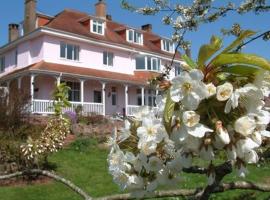 Dunkery Beacon Country House, hotel with parking in Wootton Courtenay