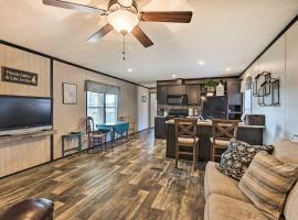Lakefront Wetumpka Escape with Furnished Deck!, hotel di Wetumpka