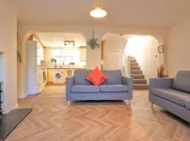 4 bed home 3 mins from harbour + sandy beach