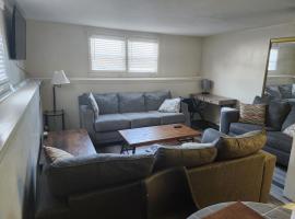 Modern Cozy two bedroom apartment with off-street Parking, hotel in Worcester