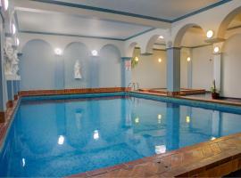 Chatsworth House Hotel, hotel con piscina en Llandudno