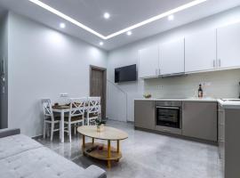 Renovated 2BD house close to Pireus port, Hotel in Piräus