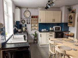 Spacious Charming Cottage near Lake and Sea, hotel in Hornsea