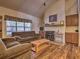 Fireplace and Stream Access Cozy Grand Lake Retreat, hotel na praia em Grand Lake