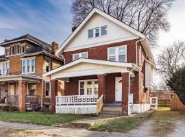 Large 5 Bedroom House Next to OSU, Sleeps 16, hotel with parking in Columbus