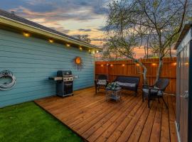 Little Blue House on Lonnie Lane, hotel perto de Lower Westheimer Shopping District, Houston