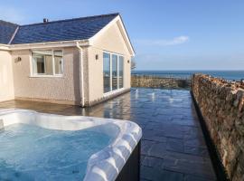 Yr Hen Feudy, holiday home in Moelfre