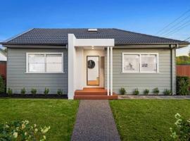 Campbells Cottage by Ready Set Host, pet-friendly hotel in Frankston