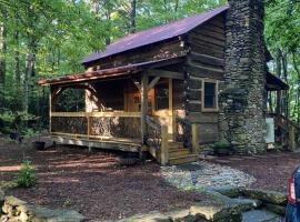 1850’s Settlers Cabin at Wethero Ridge & Theater โรงแรมที่มีที่จอดรถในเฮนเดอร์สันวิลล์