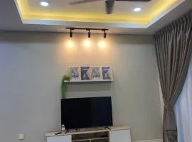Ana Homestay BP Free Netflix, WiFi, Mountain View, Playground, 5 Car Park & Guard Near To Uthm, Kpj, Ipg, Kptm, Kktm, Adtec And Bp City by Host Hani Hamizan