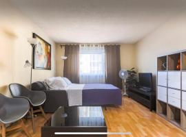 Downtown River Valley Bachelor Suite Condo, NON Smoking, 12 inches Queen Bed, Beautiful Minimalist, very convenient every where, hotel sa Edmonton