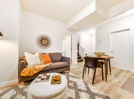 Cozy Nordic Utopia, Bsmt Suite near WEM & DT, King Bed, WiFi, παραθεριστική κατοικία στο Έντμοντον