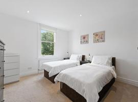 일링에 위치한 호텔 Ealing Broadway - Lovely 2-bedroom flat with offstreet parking