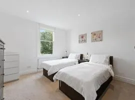 Ealing Broadway - Lovely 2-bedroom flat with offstreet parking