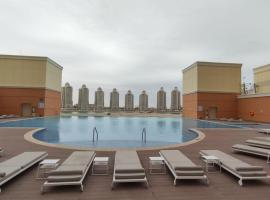 Luxury Sea View Apartment with Amazing Amenities at Pearl Qatar، بيت عطلات شاطئي في الدوحة