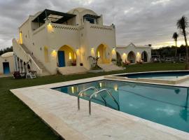 Qaryat at Ta‘mīr as Siyāḩīyah에 위치한 리조트 Lake House by Tunisia Green Resort