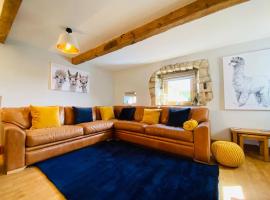 Rustic Retreats: Owslow Cottage with hot tub & Alpaca Walking Experiences – hotel z jacuzzi w mieście Ashbourne