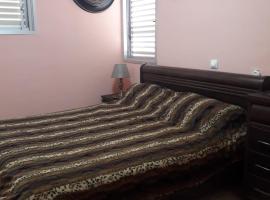 Private room in the сomfortable apartment in Ashdod, 7 min walk to the beach, hotel com estacionamento em Ashdod