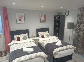 Brand New Cosy Apartment 3 Sleep, Garden access Free Wi-Fi & Parking, viešbutis Niuporte