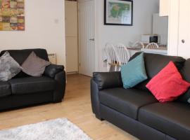 2 bedroom Chalet all to yourself, free parking, dogs welcome, hotel with pools in Swansea