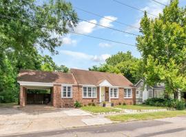 Stylish 3 bedroom home close to downtown Mobile、モービルのホテル