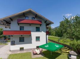 Large holiday home with mountain views and garden in Fügen – hotel w mieście Fügen