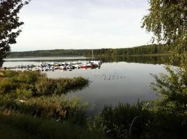 Entire Town House on Ground floor front of Lake, apartma v mestu Märsta