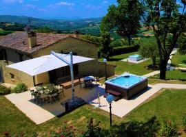Villa Anna heated pool two outdoor jacuzzi and sauna, ξενοδοχείο σε SantʼIppolito