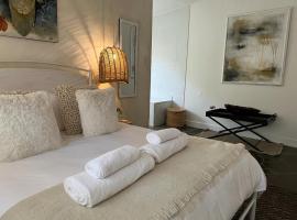 ENCHANTING SELF-CATERING VILLA with QUEEN BED AT BOKMAKIERIE VILLAS，溫特和克的飯店