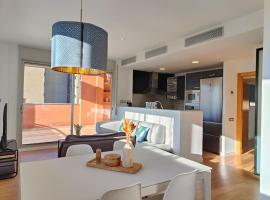 Large terrace luxury apartment、サン・アドリア・デ・ベソスのホテル