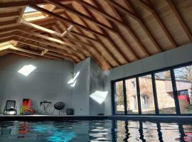Gîte avec piscine intérieure, povoljni hotel u gradu 'Moyrazès'