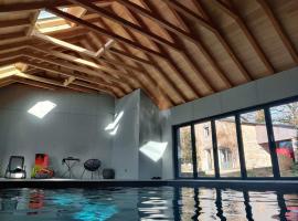 Gîte avec piscine intérieure, hotell med parkering i Moyrazès