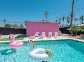 The Pink Cactus - Desert Retreat - Luxe Pool, Golf & Game Room, hotell sihtkohas Indio