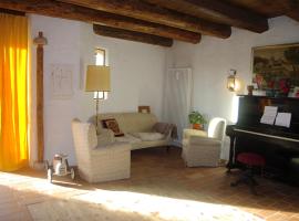 La Casa Altrui- Camere e Zona relax con Giardino – pensjonat w mieście Coredo