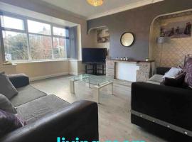 Cheerful 3 bed semi-detached property, holiday home in Bradford
