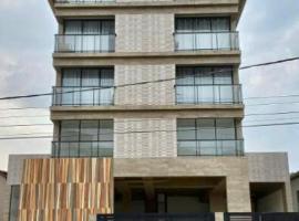 Apto novo com AC 1 quadra da praia Guaratuba PR, hotel in Guaratuba