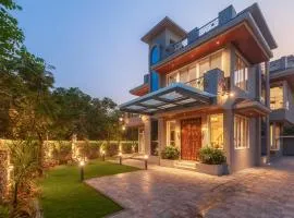 StayVista's Le Sutra Great Escapes - Udaan - Artistic Rooms, Terrace Jacuzzi with Scenic View