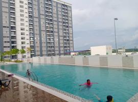 KAMI HOLIDAY HOME with SWIMMING POOL: Kampung Dengkil şehrinde bir kendin pişir kendin ye tesisi