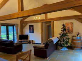 Trelaske Mill Cider Barn-with Hot Tub, Fire Pit BBQ, cottage in Lewannick