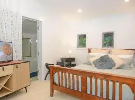 Renovated 2-Bed Cottage - Sleeps 4 - Free Parking