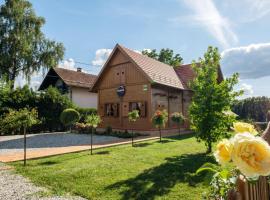 Rustic Cottage With Heated Pool - Happy Rentals, hotel in Velika Buna