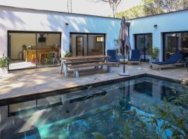 Contemporary house with heated pool in a magnificent pine forest, hotel in Aigues-Mortes