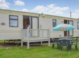 Norfolk Poppy Caravan - Sleeps 4 - WiFi and Sky TV Included: Bacton şehrinde bir tatil evi
