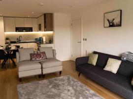 Lavish 2 Bedroom Apartment, orlofshús/-íbúð í Colindale