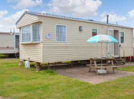 Norfolk Lavender Caravan - Sleeps 4 - WiFi and Sky TV Included: Bacton şehrinde bir tatil evi