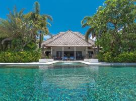 Villa Sali: luxury beach villa with staff! โรงแรมที่มีที่จอดรถในBubunan
