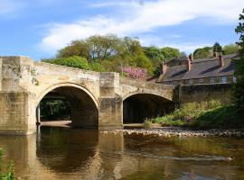 Riverside Cottage - Luxury Character Holiday Home, hotel with parking in Felton