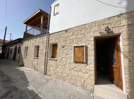 Eftis - Renovated Traditional House: Omodos şehrinde bir kendin pişir kendin ye tesisi